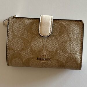 COACH Medium Corner Zip Wallet -
Signature Canvas Khaki/Chalk